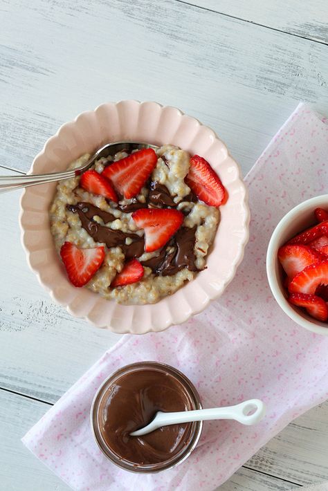 Strawberry Nutella Oatmeal - Everyday Annie Nutella Oatmeal, Strawberry Nutella, Oatmeal Diet, Change Time, Chocolate Hazelnut Spread, Nutella Recipes, Lifestyle Change, Oatmeal Recipes, Lifestyle Changes