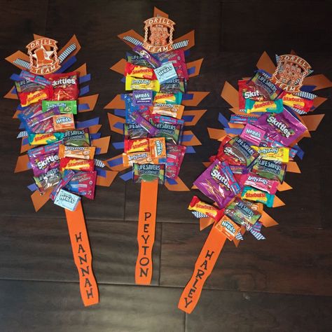 Candy Spirit Sticks! Great team gifts! Use free paint stirrer from Home Depot, paint it and add ribbon and candy with hot glue! Stickers or vinyl letters or lettering Candy Spirit Sticks, Cheer Treats, Cheer Competition Gifts, Cheerleader Gifts, Posters Diy, Spirit Bags, Spirit Sticks, Team Snacks, Cheer Team Gifts