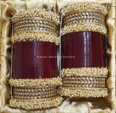 Middle Class Family, Punjabi Chura, Golden Outfit, Punjabi Traditional Jewellery, Wedding Chura, Wedding Jewelry Sets Bridal Jewellery, Bridal Jewellery Inspiration, Bridal Chura, Kundan Jewellery Bridal