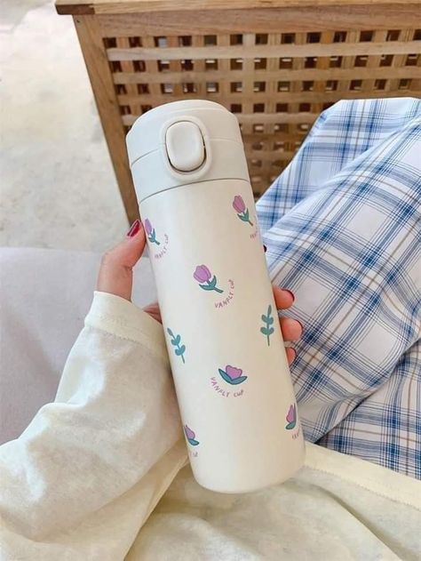 Aesthetic Utensils, Water Bottle Aesthetic, Aesthetic Water Bottle, Girly Backpacks, Fancy Water, Stationery Obsession, Trendy Water Bottles, Stylish School Bags, Flask Water Bottle