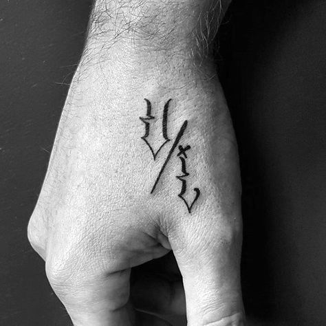 Guy With Small Decorative Letters Badass Hand Tattoo Small Letter Tattoo, Meaningful Tattoos For Men, Herren Hand Tattoos, Simple Hand Tattoos, Letters Tattoo, Tattoo Placements, Tatuagem Masculina Pequena, Unique Small Tattoo, Design Symbols