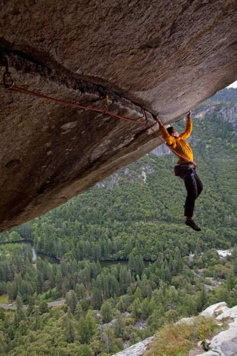 Alex Honnold on Separate Reality…  I am not afraid of heights, but just looking at this gives me vertigo. Ice Climbing Gear, Alex Honnold, Panjat Tebing, Freetime Activities, California Pictures, Extreme Sport, Climbing Gear, Rock Face, Rock Climbers