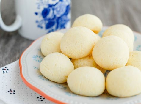 Lovely little mochi balls with cheese, crispy at the outside and chewy inside. Very easy to make snack and perfect for any occasion. Mochi Balls, Cheese Ball Recipes Easy, Mochi Recipe, Easy To Make Snacks, Asian Sweets, Cheese Ball Recipes, Cheese Balls, Best Cheese, Asian Desserts