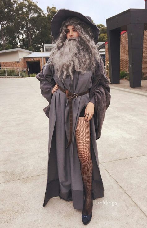 Sexy gandalf costume inspiration.... I laughed SO flipping hard at this! Too funny. Gandalf Costume, Halloween Costumes Pop Culture, Hermanas Sanderson, Wizard Costume, Clever Halloween, Clever Halloween Costumes, Diy Kostüm, Unique Halloween Costumes, Scary Halloween Costumes