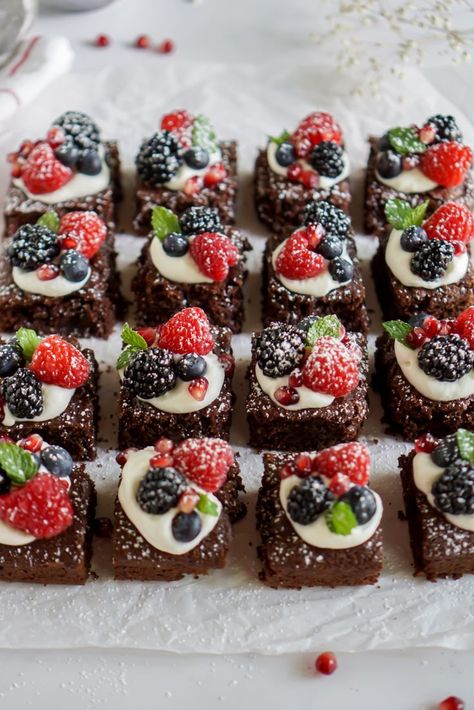 Almond Flour Chocolate Brownies Brownies Serving Ideas, Brownie Squares Mini, Brownies For Wedding Reception, Brownies For A Party, Plated Brownie Dessert, Fancy Brownies Pretty, Chocolate Brownie Decoration, Brownie Ideas Decoration, Cute Brownies Ideas