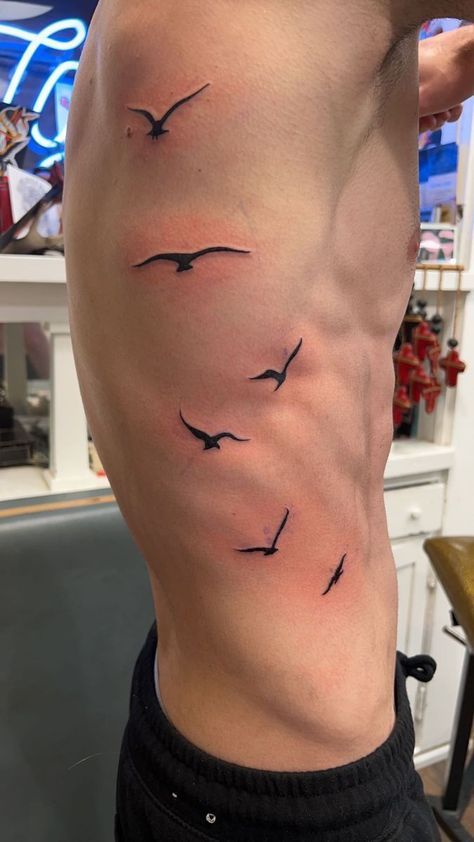 Bird Back Tattoo Men, Men Tattoo Ideas Drawings, Men Torso Tattoo, Tattoo Ideas For Men Aesthetic, Men Spine Tattoo, Spine Tattoos Men, Torso Tattoo Men, Simple Mens Tattoos, Spine Tattoo Men