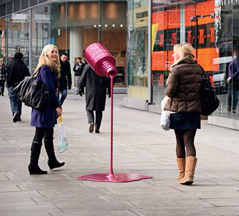 Rimmel Quick Dry Nail Polish -- can you imagine walking past this? Man, it'd grab your attention right quick! Guerrilla Advertising, Funny Commercial Ads, Guerrilla Marketing, Andermatt, Dry Nails Quick, Funny Commercials, Publicidad Creativa, Street Marketing, Guerilla Marketing