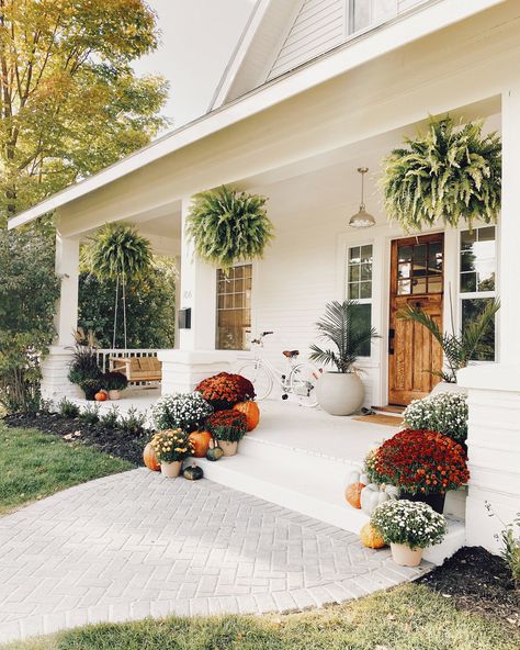 16 Beautiful Fall Porches to Inspire Your Own Fall Porches, Fall Mums, Fall Front Porch Decor, Garden Wallpaper, Mums Homecoming, Fall Front Porch, Fall Outdoor Decor, Front Porch Decorating, Fall Decorations Porch