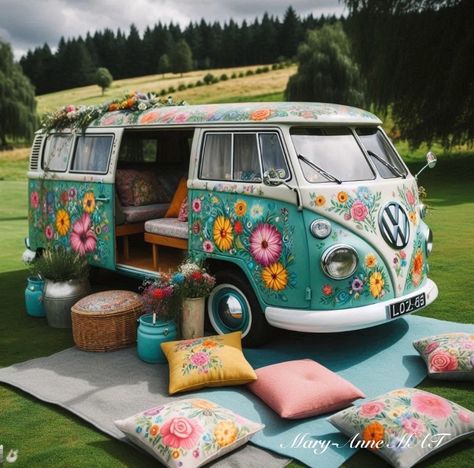 Vw Hippie Van, Combi Hippie, Earth Kitchen, Illusion Pictures, 60s Hippie, Hippie Bus, Combi Volkswagen, Combi Vw, Hippie Van