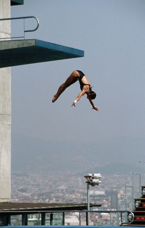 Bob Martin, 33 years old and little known outside the UK at the time, is the man ultimately responsible for creating a shot that not only defined a magical edition of the Olympic Games but also summed up the invigorating feel-good factor that envelopes the Olympic Movement.While a gaggle of global photographers snapped Fu during her gold medal-winning dives, it was all made possible by Martin’s vision and foresight. Olympics Swimming Aesthetic, Olympic Photography, Olympics Wallpaper, Olympics Aesthetic, Vintage Exercise, Olympic Diving, American Athletes, Olympic Swimming, Olympic Swimmers