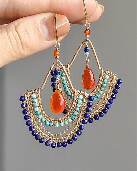 Exotic Earrings, Diy Jewelry Videos, Seed Bead Crafts, Beaded Earrings Diy, Dance Jewelry, Cord Jewelry, Jewelry Words, Head Jewelry, Beaded Chandelier