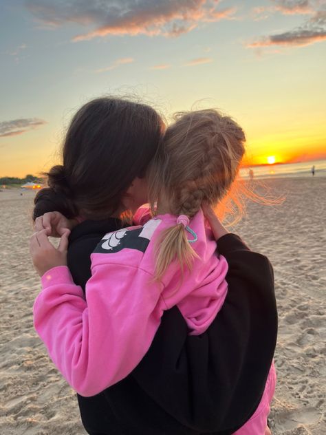 Big Sister Pictures, Sunset Aesthetic Beach, Shirts Embroidery, Sisters Goals, Cute Sister, Big Sister Little Sister, Sister Pictures, Girls Sister, Sister Photos