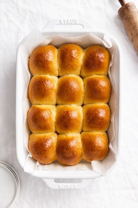 Soft, fluffy, and buttery, these homemade brioche rolls are super easy to make and only call for 7 simple ingredients! These buttery rolls are the perfect complement to any meal! Brioche Dinner Rolls, Dinner Roll Recipe, Bun Recipes, Homemade Brioche, Buttery Rolls, Broma Bakery, Kitchen Aid Recipes, Brioche Rolls, Painting Hacks