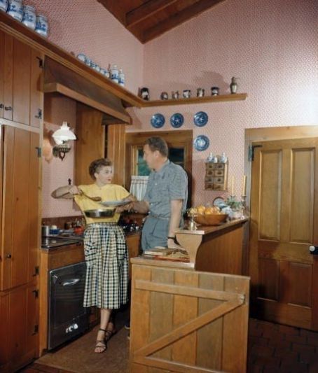 Esther Williams and husband Ben Gage in their home in Mandeville Canyon in Los Angeles. Million Dollar Mermaid, Old Hollywood Homes, Esther Williams, Vintage Housewife, Happy Housewife, Alfred Eisenstaedt, Hollywood Homes, Lynda Carter, Old Hollywood Stars