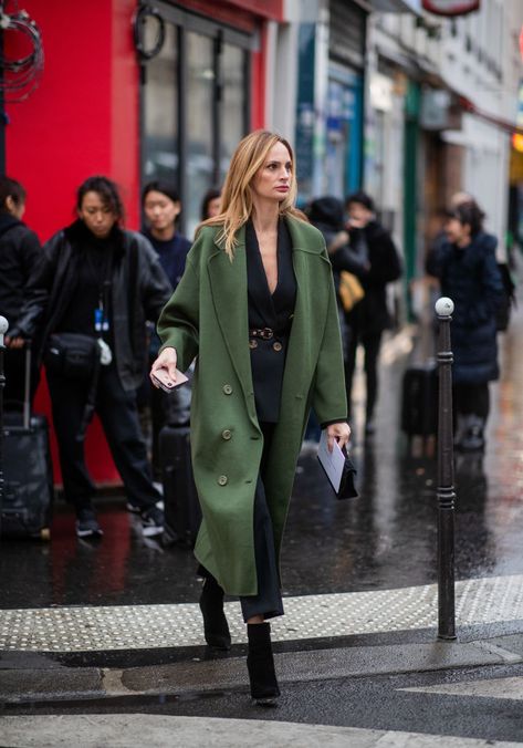 PARIS, FRANCE - JANUARY 23: Lauren Santo Domingo is seen wearing green coat, navy suit outside Maison Margiela during Paris Fashion Week - Haute Couture Spring Summer 2019 on January 23, 2019 in Paris, France. (Photo by Christian Vierig/Getty Images) Green Coat Outfit, Mantel Styling, Olive Coat, Lauren Santo Domingo, Mantel Outfit, Olive Green Coat, Winter Coat Outfits, Look Office, Coat Street Style