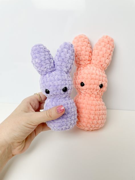 Easter Crochet Patterns Free, Easter Bunny Crochet Pattern, Crochet Mignon, Confection Au Crochet, Easter Crochet Patterns, Crochet Bunny Pattern, Crochet Animals Free Patterns, Crochet Design Pattern, Beginner Crochet Projects