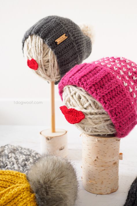 DIY hat stands for craft fairs, using yarn balls and crochet lips. Diy Hat Stand, Crochet Lips, Paper Flower Wall Hanging, Wall Hanging Ideas, Crochet Embellishments, Yarn Balls, Craft Fairs Booth, Hat Stand, Craft Fair Displays