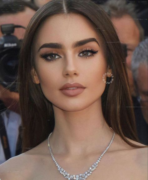 ليلي كولينز, Beauty Make-up, Braut Make-up, Makijaż Smokey Eye, Make Makeup, Beauty Makeup Tips, Modieuze Outfits, Lily Collins, Maquillaje Natural