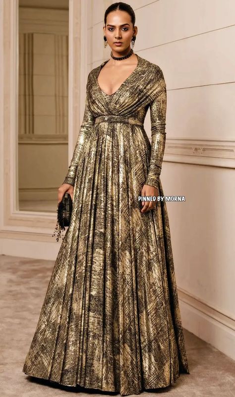 Tarun Tahiliani - India 🇮🇳 Tarun Tahiliani Saree, Reception Gowns, Trendy Outfits Indian, Designer Kurti Patterns, Fashion Design Portfolio, Trendy Dress Outfits, Tarun Tahiliani, Fashion Design Dress, Party Wear Indian Dresses