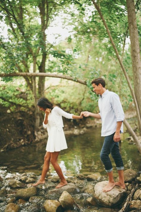 Creek idea Foto Pertunangan, Engagement Poses, Couples Poses, Foto Casual, Wedding Engagement Photos, Photo Couple, Foto Inspiration, Couple Shoot, Engagement Photoshoot