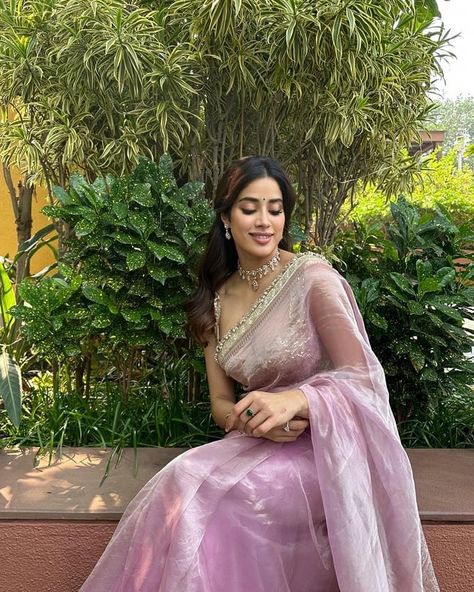 Farewell Saree, Farewell Sarees, Janvi Kapoor, Indian Fits, Jhanvi Kapoor, Simple Saree Designs, Saree Looks, Desi Fits, Modern Saree