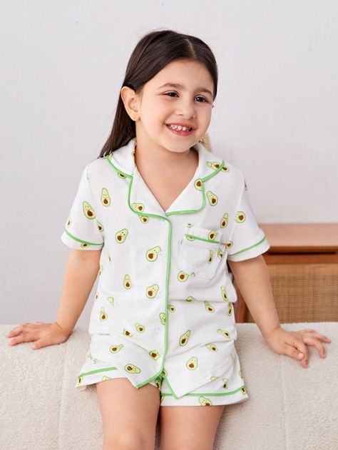 Conjunto de pijama corto con top de manga corta tejido y estampado de aguacate para niña joven, casual y cómodo para estar en casa Blanco Dulce    Frutas y verduras Conjunto de Pantalones Cortos Elástico Ligero  Young Girls Clothing, size features are:Bust: ,Length: ,Sleeve Length: Girls Night Dress, Avocado Print, Cute Fruit, Knitting Girls, Girls Pajamas, Short Pajama Set, Casual Sets, Girls Clothing, Short Sleeve Top