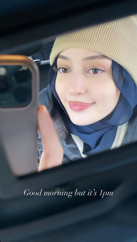 Cute Selfie Ideas Hijab, Mode Niqab, Ootd Poses, Couple Engagement Pictures, Hijab Style Tutorial, Stylish Hoodies, Hijabi Fashion Casual, Self Portrait Poses, Hijabi Aesthetic