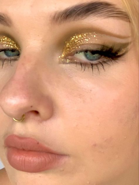 Taylor Swift Fearless Makeup, Hippie Makeup Halloween, Golden Makeup Look Glam, Fearless Makeup, Hippie Makeup, Golden Makeup, Make Up Gold, Gold Makeup Looks, 70s Makeup