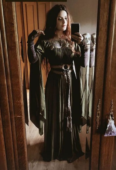 Mage Costume, Medieval Witch, Celtic Clothing, Ren Faire Costume, Viking Dress, Fair Outfits, Viking Costume, Viking Clothing, Witch Outfit