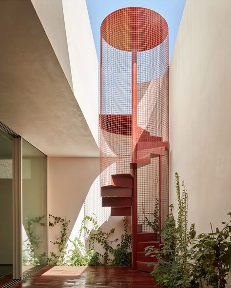 Horma Studio designs DM House as a "composition of forms" سلالم حلزونية, Red Spiral, Asma Kat, Escalier Design, Interior Stairs, Design Exterior, Design Del Prodotto, Spiral Staircase, Staircase Design