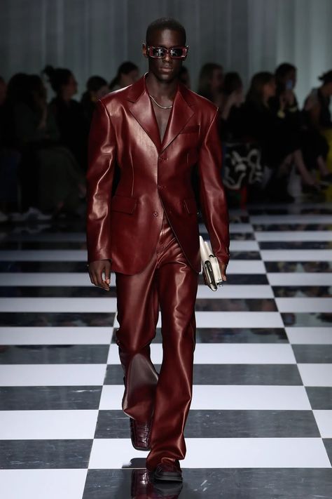 Versace RTW Spring 2024 [PHOTOS] Red Carpet Male Fashion, Fashion Show After Party, Mens Couture Fashion, Mens Mood Board, Runway Outfits Men, Red Carpet Men Fashion, Men Red Carpet Looks, Men’s High Fashion, Mood Boards Aesthetic Fashion