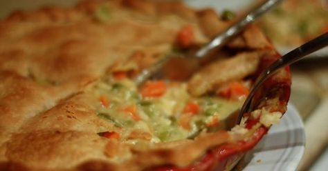 I made Pioneer Woman's chicken pot pie last night, and simply fell in love. So okay, everyone, promise me you will try this recipe. It's Ah... Chicken Pot Pie Recipe Pioneer Woman, Pioneer Woman Chicken Pot Pie, Pioneer Woman Recipes Chicken, Pudgy Pie Recipes, Chicken Recipes Oven, Bisquick Chicken Pot Pie, Pioneer Woman Chicken, Turkey Pot Pie Recipe, Ree Drummond Recipes