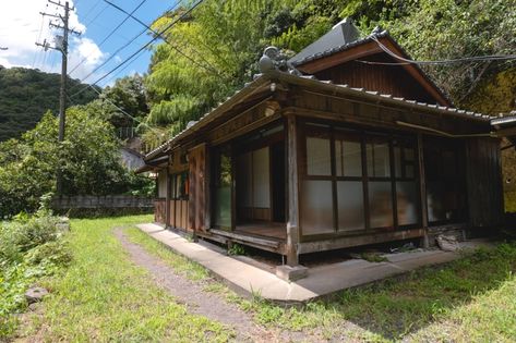 Renting <i>akiya</i>: A backdoor into Japan's abandoned homes Rural Japanese House, Akiya House, Japanese Country House, Japanese Things, Japanese Style House, Abandoned Homes, Travel Japan, Travel Asia, Urban Environment