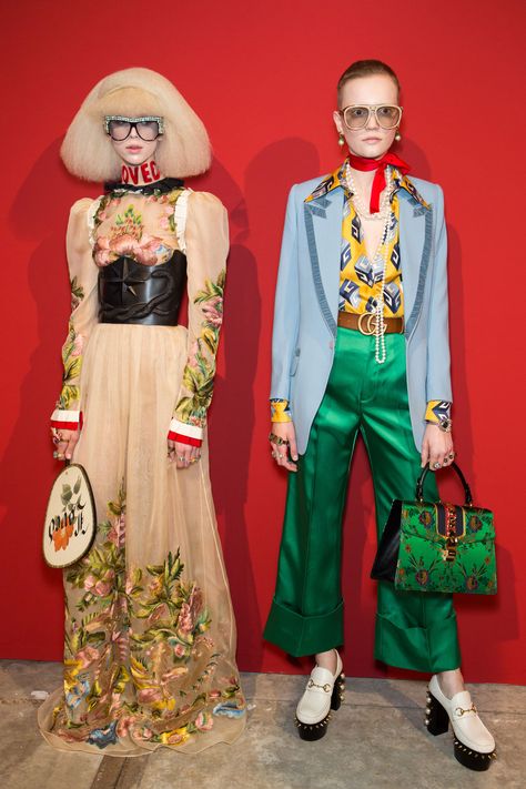 Backstage del desfile de primavera de Gucci 2017 Gucci Runway, Moda Rock, Cl Fashion, Backstage Runway, Gucci Fashion, Roger Vivier, Runway Pictures, Charlotte Olympia, 가을 패션