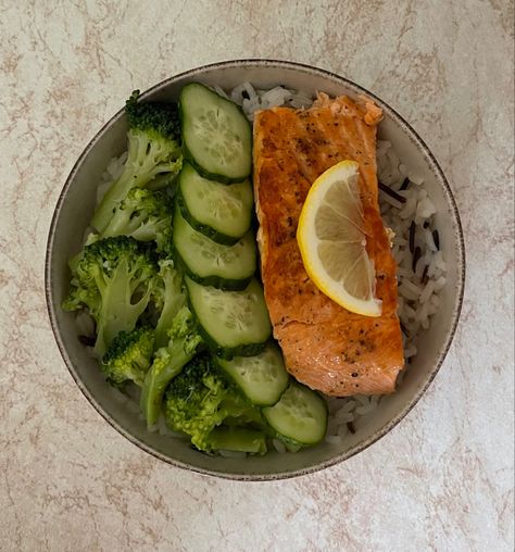 Rice Bowl Aesthetic, Meal Inspo Aesthetic, Bowl Aesthetic, Salmon Meal Prep, Salmon Rice, Salmon Rice Bowl, Pasti Sani, Idee Pasto, Healthy Salmon