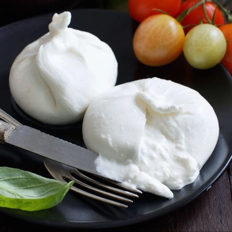 DIY Burrata Cheese Recipe: An Easy Artisan Cheese Making Recipe at Home: Burrata Mozzarella, Burrata Salad, Burrata Cheese, Pizza Margherita, Cream Cheese Dips, Italian Cheese, Easy Summer Meals, Cold Appetizers, Creamed Spinach