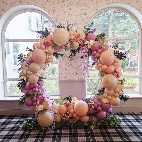 What a wonderfully whimsical set up this was 🌸 #balloonsandflowers #dressmyspace #balloonhoop #pastelballoons #aliceinwonderlandparty #balloonssolihull #solihullvenue #venuesinsolihull Flower And Balloon Backdrop, Floral Balloon Garland, Event Planning Board, Bridal Balloons, Balloon Arch Diy, Floral Balloons, Pastel Balloons, Round Balloons, Balloon Backdrop