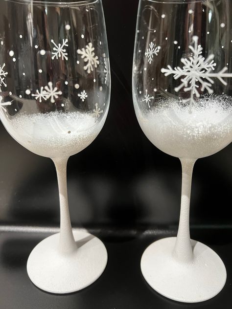 A set of two Snowflakes hand painted wine glasses !! Let me know what color u want ...white , blue , pink , and turquoise! These are the perfect gift and fun for holiday parties !! Holiday Wine Glasses Paint, Nightmare Before Christmas Wine Glasses, Holiday Wine Glass Painting Ideas, Hand Painted Christmas Glasses, Christmas Diy Wine Glasses, Diy Martini Glasses, Holiday Wine Glass Painting, Painting Wine Glasses Christmas, Winter Wine Glass Painting