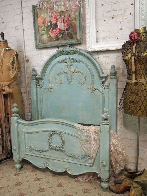 Eye For Design: Decorating With Robin's Egg Blue .......A Fabulous Interior Color! Romantic Headboard, Painted Cottage, Furniture Vintage, Vintage Bed, Vintage Diy, Beautiful Bedding, Headboards, Beautiful Bedrooms, Shabby Chic Decor