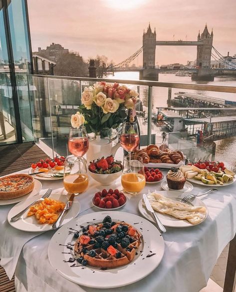 London London Breakfast, Lots Of Food, Wallpaper Cantik, Luxury Food, Läcker Mat, Breakfast In Bed, Romantic Dinners, Recipe Of The Day, Aesthetic Food