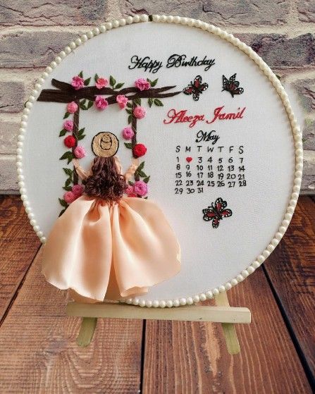 Calendar Hoop Embroidery Pattern, Sulam Pita, Wedding Embroidery Hoop, Pretty Gift Wrapping Ideas, Birthday Embroidery, Shower Images, Newspaper Crafts Diy, Hoop Frame, Gift Embroidery