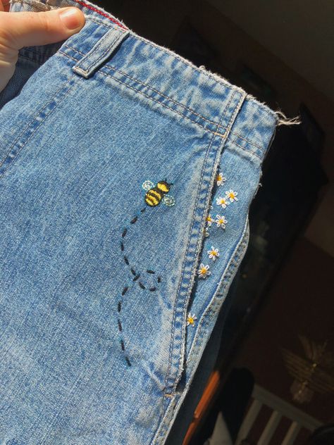 bumblebee embroidered jean shorts 🐝 Embroidery Jeans Diy, Clothes Embroidery Diy, Embroidered Denim Shorts, Haine Diy, Denim Embroidery, Diy Jeans, Diy Vetement, Painted Jeans, Kleidung Diy