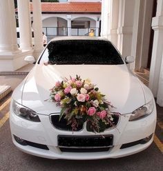 Wedding Car Deco, Rustic Flower Arrangements, Bridal Car, Wedding Car Decorations, Pink And White Weddings, Car Deco, White Wedding Flowers, Wedding Organization, Wedding Stage