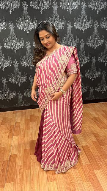 Saree Draping Styles With Skirt, Skirt Saree Drape, Stylish Party Wear Indian Dresses, Dolly Jain Saree Draping, Draping Saree, Dolly Jain, Lehenga Style Saree, Drape Sarees, Saree With Belt