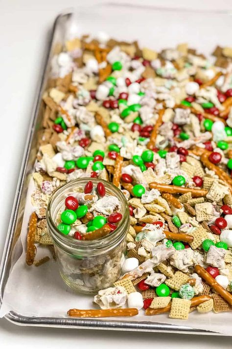 'Tis the season for sweet and salty, and easy. This simple Christmas Crack recipe can be made in 5 minutes or less -- and is incredibly tasty. Does it get better than that? Christmas Snack Mix, Chex Mix Christmas, Easy Christmas Treats, Xmas Treats, Chex Mix Recipes, Christmas Food Gifts, Christmas Candy Recipes, Snack Mix Recipes, Holiday Snacks