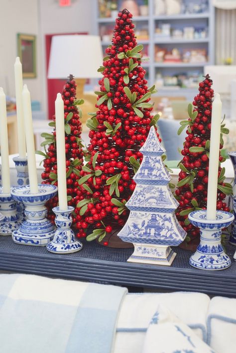 Christmas Decir, Blue Blanc, Williamsburg Christmas, Pink Chinoiserie, Tree Decoration Ideas, Christmas Colour Schemes, Potted Christmas Trees, Chinoiserie Christmas, Irish Christmas