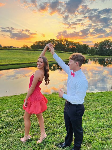 Boyfriend Homecoming Pictures, Cute Homecoming Poses With Date, Hoco Dates Pics, Date Hoco Pics, Bf And Gf Homecoming Pictures, Poses For Couples Homecoming, Hoco Photo Poses Couple, How To Pose For Hoco Pictures, Hoco Posed With Date