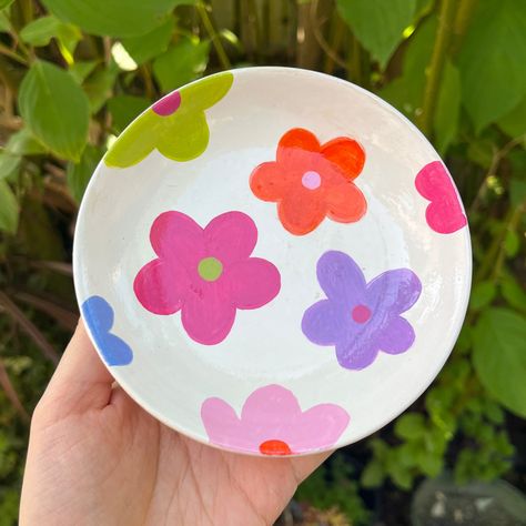 Rainbow Daisy Flowers Trinket Dish, Hand Painted Ceramic Jewelery Dish, Catch All Retro Flower Power Art, White Ceramic Ring Bowl, Desk Tray #floral #earrings #ceramic #70sartprint #clayringdish #customringdish #clayjewelrydish #catchalldish #smalljewelrydish Pottery Painting Ideas Plates Floral, Daisy Trinket Dish, Painting Trinket Dishes, Clay Plate Painting Ideas Aesthetic, Pottery Bowl Painting Ideas Flower, Hand Painted Trays Ideas, Pottery Painting Flowers Easy, Ceramic Painting Plates, Hand Painted Trinket Dish