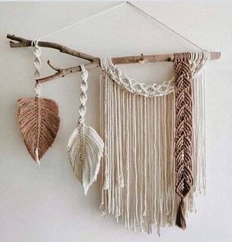 Macrame Feather Wall Hanging, Pola Macrame, Macrame Wall Hanger, Crochet Wall Art, Macrame Feathers, Macrame Knots Tutorial, Boho Crafts Diy, Macrame Knots Pattern, Macrame Wall Hanging Diy