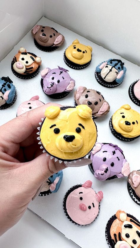 Decoration For Cupcakes, Frosted Cupcakes Ideas, Winnie The Pooh Face Cake, Food Theme Cupcakes, Disney Cake Ideas Easy, Winnie The Pooh Cupcake Cake, Cartoon Cupcakes Ideas, Cute Cupcake Designs Easy, Cool Cupcake Designs